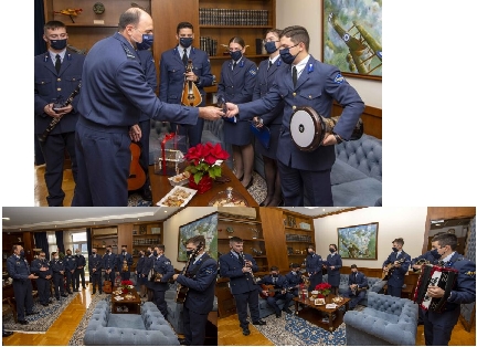 Χριστουγεννιάτικα Κάλαντα από τις Χορωδίες της ΣΙ και της ΣΜΥΑ στον Αρχηγό ΓΕΑ